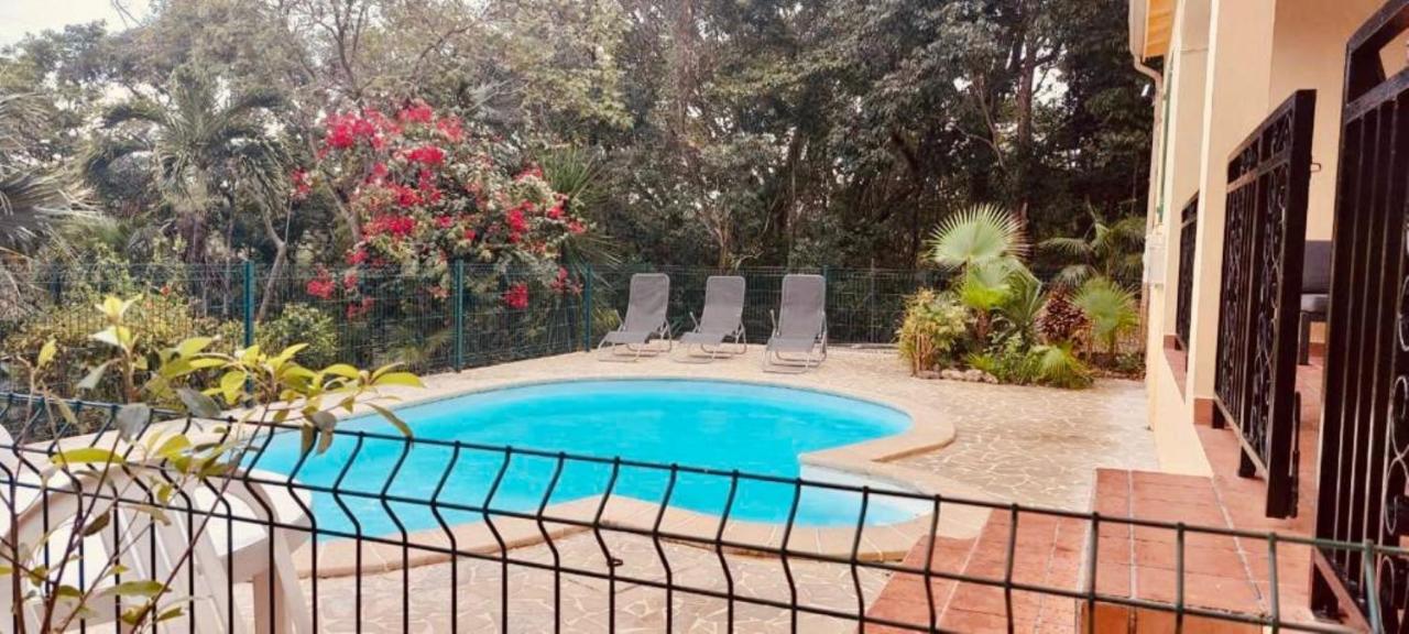 La Bastida : Avec Piscine Villa Le Moule